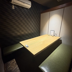 2階のテーブル個室席は5名様×1室、6名様×2室の合計3室ご用意しております。パーテーションを外せば最大18名様程度のご宴会も可能。各種宴会などにも是非ご利用ください。