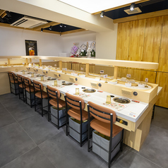 カウンター席は、清潔感のある落ち着いた空間で、一人でも気軽に訪れることができます。周囲の雰囲気を楽しみながら、新鮮な料理を味わえる特別なひとときを提供します。スタッフとの会話も楽しめ、居心地の良い時間をお過ごしいただけます♪