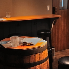 樽を使用したテーブル席はビールを楽しむのにうってつけのお席です。