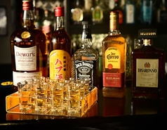 ウイスキーと泡盛など時を刻む芳醇な銘酒。