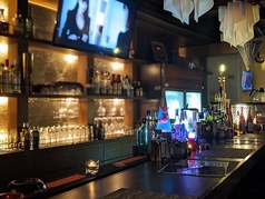 【お一人様からお気軽に】お酒をじっくり楽しみたい方におすすめのカウンター席です 。バーテンダーとの会話も弾み、素敵な夜を演出いたします