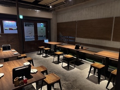 1階北側13席、1階南側23席、2階20席、合計56席ございます。