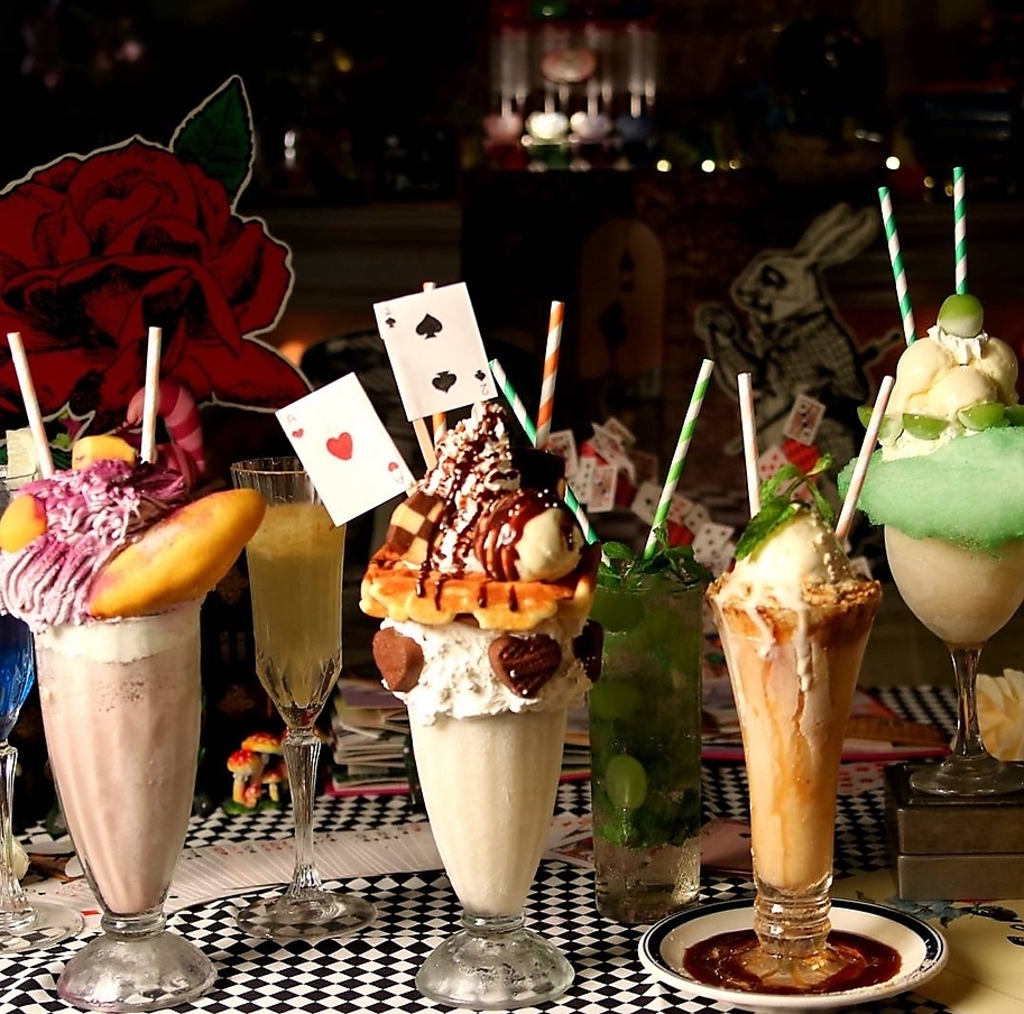 季節に合わせたクレージシェイクや旬のフルーツカクテルも豊富