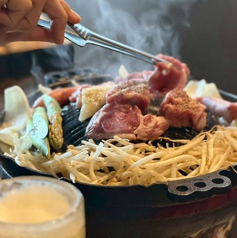 他店では味わえない肉の厚さ！！話題の『生ラム厚切り特製塩こしょう』950円が人気！