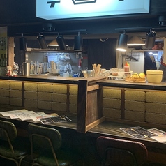 2人でゆったり座れる広さのカウンターとなっております。