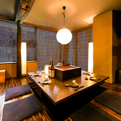 真ん中の通路を隔てて、最大16名様までご案内可能な掘りごたつタイプの個室席となっております。プライベートをしっかり守り、特別な日のお食事にも気兼ねなくお過ごし頂けます。是非当店で特別な時間をお過ごしください。