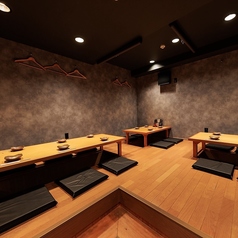 大人数でも安心のフロア貸切対応。焼きたての串と海鮮料理を囲み、賑やかに盛り上がる宴会をお楽しみください。