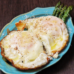 焼きアスパラに目玉焼き