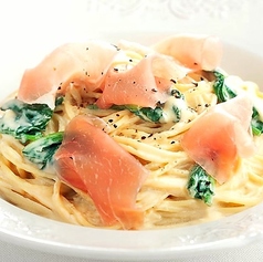 生ハムとほうれん草のクリームパスタ