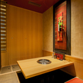 和モダンを基調とした雰囲気は大人デートにぴったり◎2人だけの空間でお食事を楽しめる半個室をご用意しております！