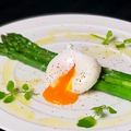 料理メニュー写真 琵琶湖元気アスパラのグリル　-比良利助卵のポーチドエッグ-　