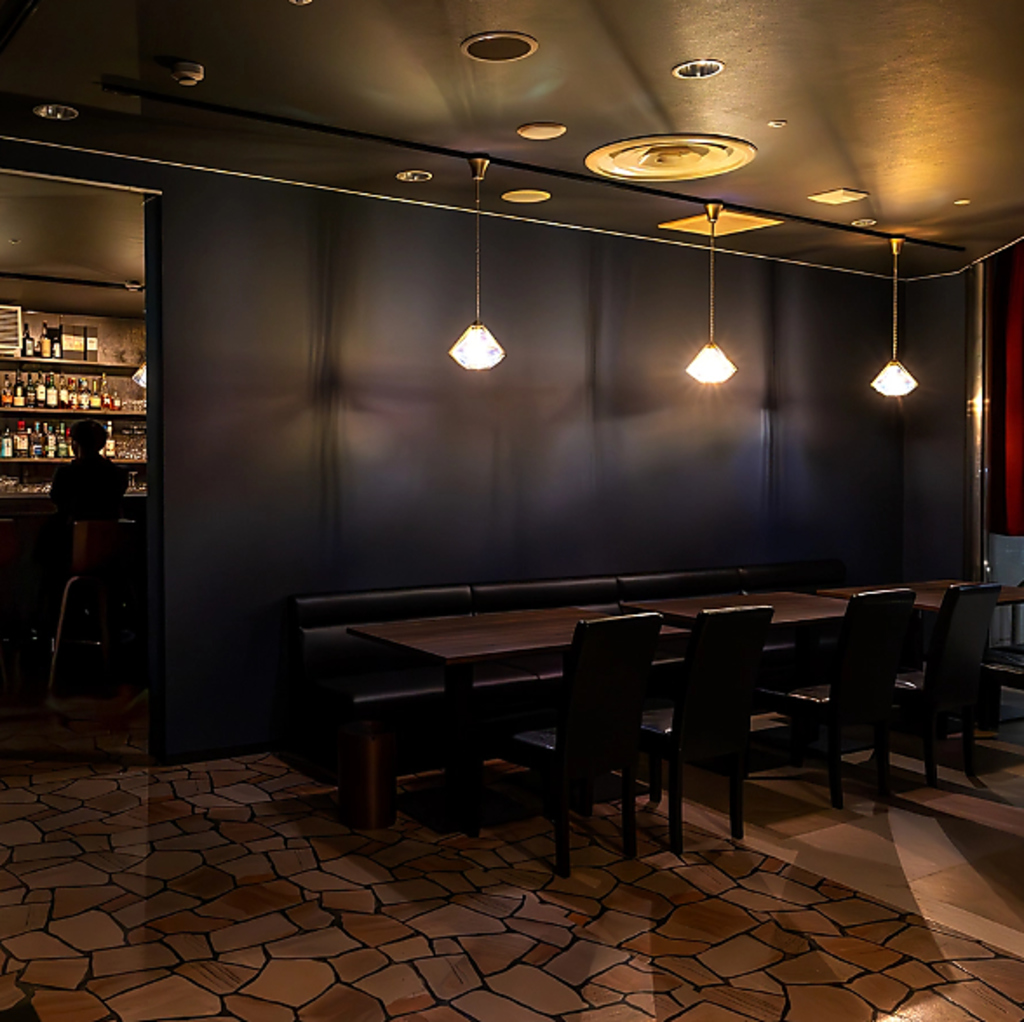 テーブル席の奥にはカウンター席があります。区切られているためカウンター席ではしっぽりと飲めます