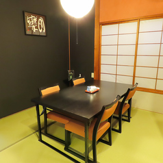 テーブル席は4人掛けが4席あり、肩肘張らずにリラックスして過ごせる空間です。ランチはもちろん、女子会や記念日のお食事、忘新年会や歓送迎会など、幅広いシーンでご利用いただけます。ご友人やご家族と共に、心温まるひとときを、ぜひ当店でお過ごしください。お料理やお酒と共に楽しい会話を楽しめるお席になってます♪