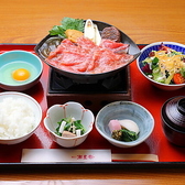 お昼のひとときを贅沢に彩るランチメニューを幅広くご用意しております。ランチメニューでは、デザートにコーヒーなどが付いた細やかなサービスを提供しており、高い満足感を得られるのが魅力です。落ち着いた意匠の空間で、厳選されたランチの数々を時間を気にせず心ゆくまでゆっくりと堪能できます。ぜひご利用ください。