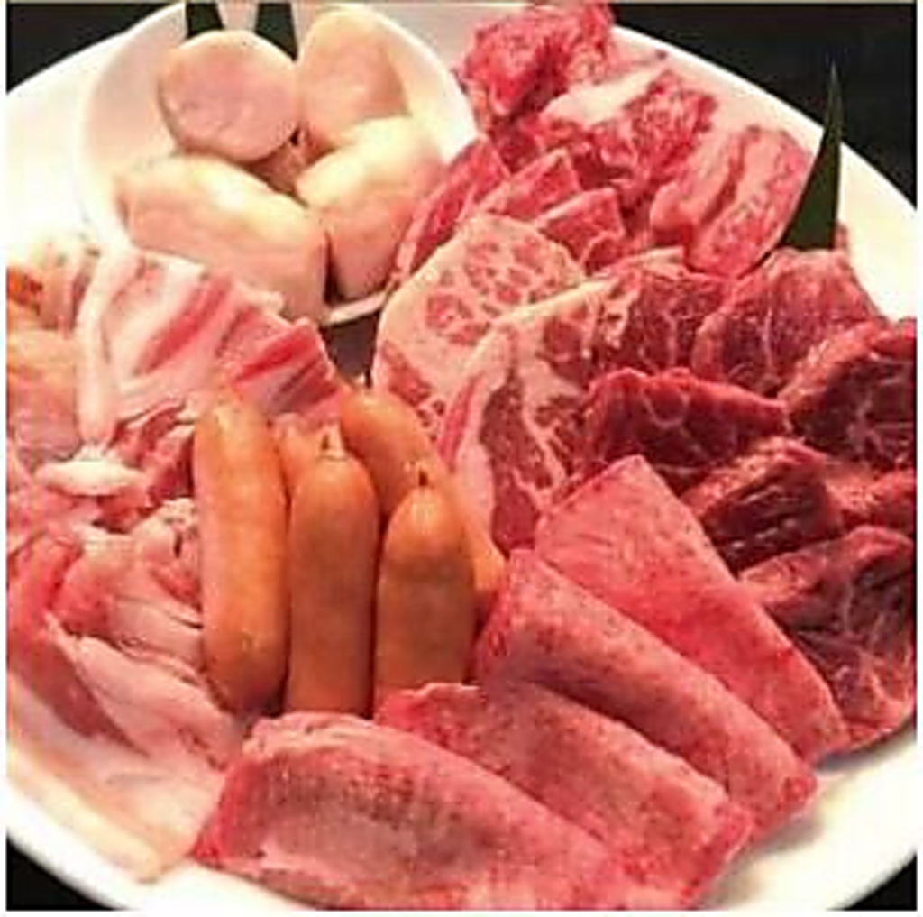 【超お得】ご家族で楽しめるファミリーセット3～4人前4980円(税込)種類豊富なお肉や野菜盛合せもあり