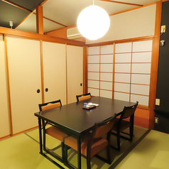 テーブル席は4人掛けが4席あり、リラックスした雰囲気でお過ごしいただけます。ランチはもちろん、女子会や記念日のお祝い、忘新年会や歓送迎会など、さまざまなシーンにご利用いただけます。ご友人やご家族との心温まるひとときを、当店でお過ごしください。気軽に集まれる場所として、特別な思い出を一緒に作れる席です◎