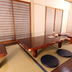 落ち着いた雰囲気の中でリラックスできる空間です。2名様から最大16名様まで対応可能なため、友人同士の集まりや大切な人とのデート、さらには宴会にもぴったりです。畳の上に座ることで、自然と心が和み、会話も弾むこと間違いなし！また、プライベート感を大切にした設計は、周囲を気にせず楽しむことができます。