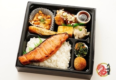幽庵炭火銀鮭と油淋鶏の豪華弁当　※ご注文期限３営業日前の18時まで　　※最低注文料金　10,000円