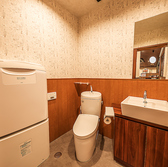 店内バリヤフリー設計です。広めのお手洗いにはオムツ替え台もございます。