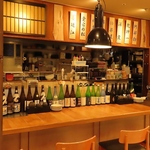 ＜カウンター席は日本酒がずらり＞店長お薦めの日本酒が並ぶカウンター席は普段使いもしやすいです。
