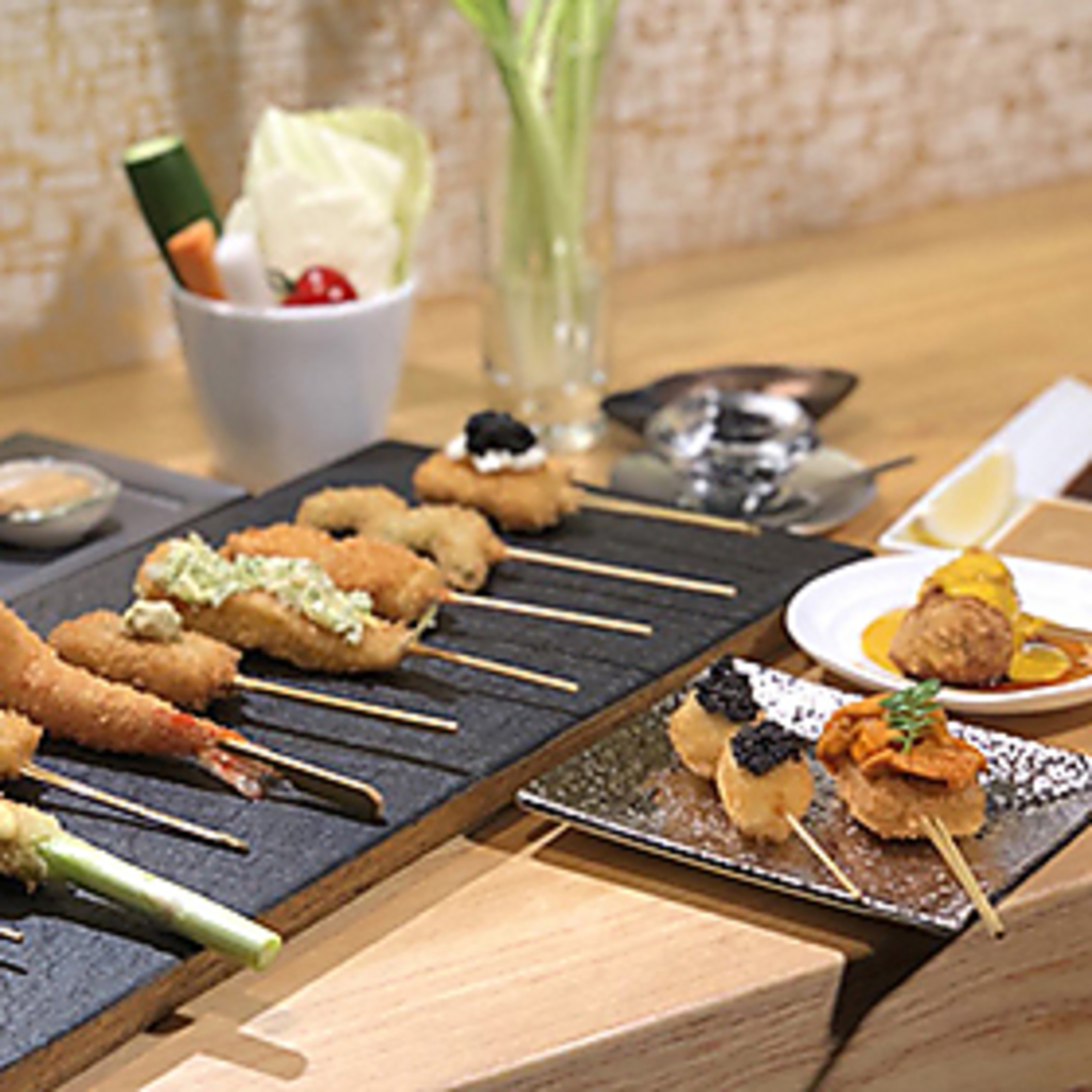 「おまかせ」コース。四季折々の串カツ約40種の中から、次々と揚げたてをご提供。