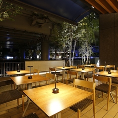 日本橋川に面したテラス席。接待や会食に最適な個室に加え、日本酒を気軽に楽しめる開放的なテラス席もご用意。昼夜で移ろう大手町の景色を眺めながら、都会の喧騒を忘れてゆったりとお過ごしいただけます。