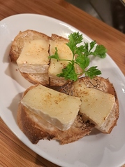 焼きカマンベールチーズ蜂蜜がけ