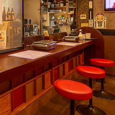 お仕事帰りのサク飲みや、自分へのご褒美焼肉に。親しい方との会話が弾み、距離が縮まるカウンター席です♪