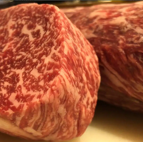 程よいサシと色味がたまらないお肉と味わい深いワインを堪能♪