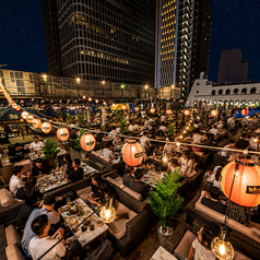 最大500名様まで対応可能な貸切スペース。会社宴会や懇親会、歓送迎会、イベント、二次会など幅広い用途でご利用いただけます。開放感あふれる屋上テラスを貸切で楽しめる、新宿エリアでも希少な大型ビアガーデンです。