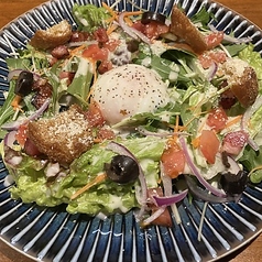 温玉とベーコンのシーザーサラダ