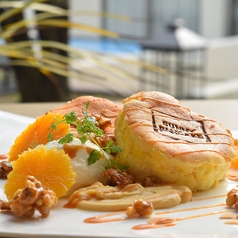 【バニラアイストッピングがオススメ！】オレンジ風味のキャラメルナッツパンケーキの写真