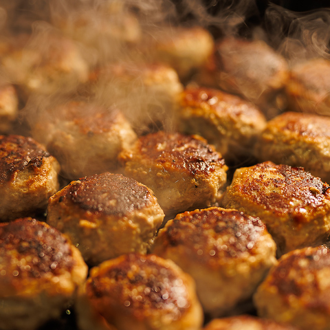 おいしい炭火焼ハンバーグが豪華セットで食べ放題☆飲み放題付きのプランも人気です！