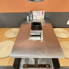 少人数でのご利用にぴったりな4名様用の小上がり席を4卓ご用意。ステンレス天板のテーブルは清潔感があり、焼肉を囲むのにも十分な広さです。友人との食事や仕事帰りのサク飲みなど、リラックスして過ごしたい時に最適。各席に設置された排気ダクトにより、クリーンな環境でお食事をゆったりお楽しみいただけます。