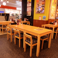 6名様、8名様、10名様以上などの場合、席の接続によりご案内可能。