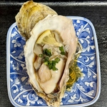 当店の生牡蠣は生産者様から直送いただいている逸品♪大粒で身の厚い、鮮度抜群の牡蠣が楽しめます◎