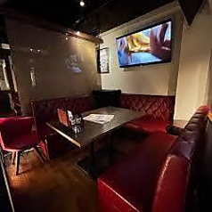 【ゆったりソファ席】周りを気にせず過ごせる半個室を完備しております。友人との女子会や、少し特別な会食に最適です。プライベートな空間でどうぞ。