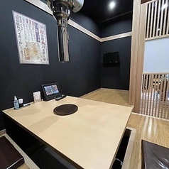 5名様でのご利用にちょうど良いサイズの掘りごたつ個室です。適度な広さで、親しいご友人やご家族との距離も近く、会話が弾みます。七輪炭火で焼き上げる絶品焼肉を囲み、温かい空間で楽しいひとときをお過ごしください。