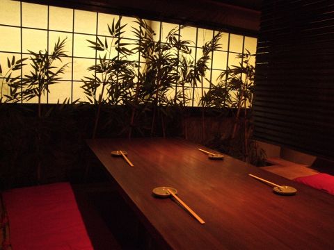 竹を植えた箱庭が風情を醸す都立大の隠れ家。厳選の目利きで作る創作和食に舌鼓。