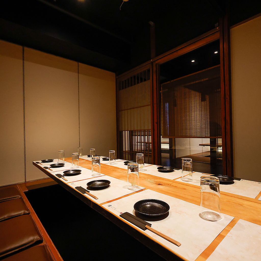 4名テーブル×3席ご用意しています。ゆったり座れるテーブル席です。写真はイメージです。