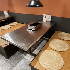 ゆったりと座れる6名様用の小上がり席も4卓完備しております。ファミリーでのご利用や、中規模のグループ宴会に最適なサイズ感です。木のぬくもりを感じる小上がりに円座クッションを配置した和モダンな空間は、ついつい長居したくなる心地よさ◎仲間内で賑やかにコンロを囲みながら、自慢の焼肉をお楽しみください。