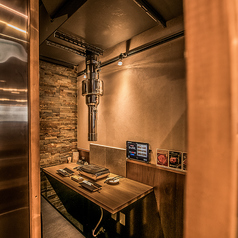 【2名様専用×半個室席完備】周りを気にせず、ゆったり過ごせるプライベート空間。デートや記念日、女子会にもぴったりな特別席で、美味しい焼肉とともにお二人だけの大切な時間をお楽しみください。