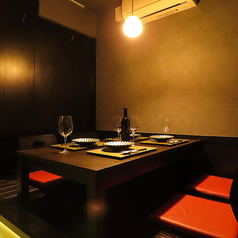 2～4名様で利用できる完全個室の掘りごたつ席では、落ち着いた中でゆったりと過ごせます。一部は結合も可能なので、最大10名様での集まりにも対応しています。宴会や家族での食事、親しい仲間との会合にもぴったりで、周囲を気にせずお過ごしいただけるプライベート感が魅力。心地よい静けさの中で、おくつろぎください。