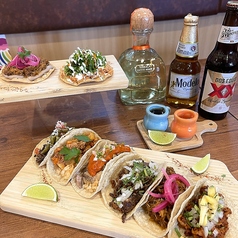 タキト自慢のタコス、メキシカンビールやテキーラの写真