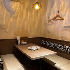 大人数でのご利用に最適な8名様掛けの広々としたテーブル席もご用意しております♪会社の飲み会やグループでの集まりにぴったりです。皆さまで美味しい料理を囲みながら、楽しい時間をお過ごしください！