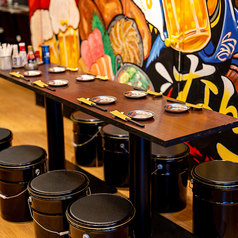 【博多中洲屋台を再現】博多中洲屋台村 なんしょっと？を象徴する『巨大壁絵』を眺めながら臨場感ある宴会や飲み会などに抜群のテーブル席となっております。店内にはTVモニターも完備しておりスポーツ観戦にも最適な空間となっております！