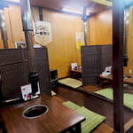 小上がり掘り炬燵で、宴会にも接待にも◎足を延ばしてゆっくりお寛ぎ頂ける席をご用意しております！