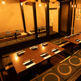 木の柱に囲まれた掘りごたつ席がズラリ！まさに宴会モード全開！足を伸ばしてくつろげる掘りごたつ席だから、ついつい時間を忘れて語り合っちゃうかも！壁には手書きメニューやPOPが貼られていて、昭和レトロな雰囲気が心をほっこりさせてくれます！大人数でワイワイ楽しめる、まさに『みんなで乾杯！』が似合う空間です！