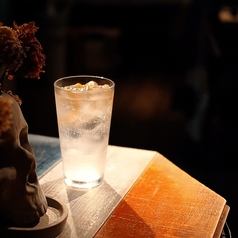 2～4名様掛けのテーブルをご用意。落ち着いた店内で自慢のビールをお楽しみください。