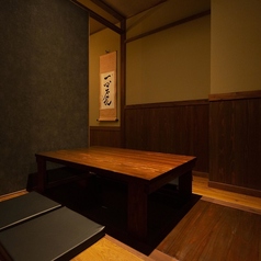 ご家族での団らんや、仲の良い友人同士での集まりにぴったりの掘りごたつ席です◎お子様連れでも安心してお過ごしいただけるよう、清潔感のある空間づくりを心がけております。美味しい料理を囲みながら、まるでお家にいるようなリラックスした気分で楽しいひとときをお過ごしください。